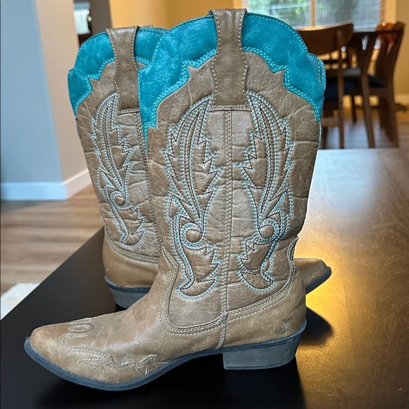 Cimarron brand faux leather tan and turquoise cowgirl boots - Picture 3 of 10
